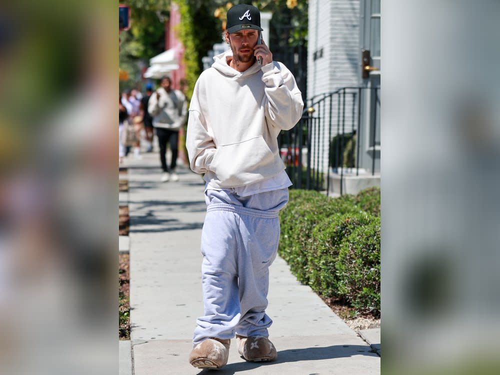 Justin Bieber sorgt mit einem ungewöhnlichen Jogginghosen-Outfit für Aufsehen. (Bild: affinitypicture/BACKGRID/Action Press)