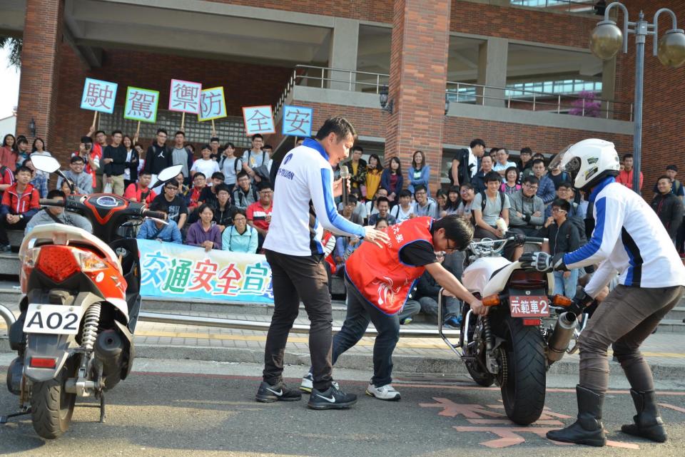 ▲新竹安駕中心教練進行交通安全學科講演及案例宣導，建立「安全及防衛駕駛基本觀念」，吳鳯科大師生認真學習，收穫頗豐。（圖／吳鳯科大提供 , 2017.11.23）