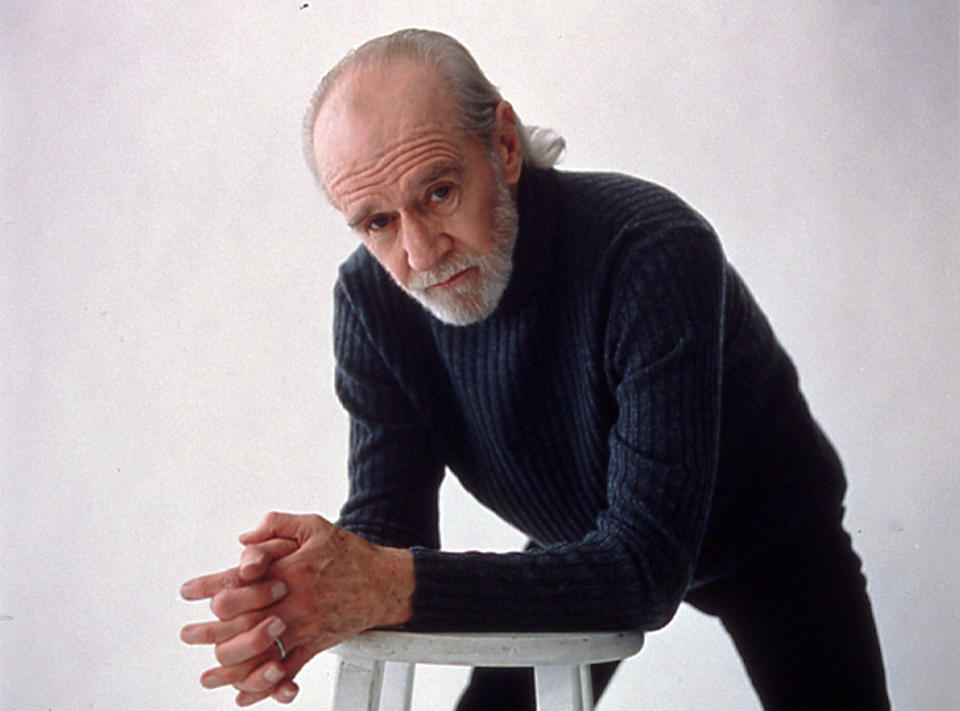 En esta fotografía sin fecha el comediante George Carlin astro del documental de HBO "George Carlin's American Dream" que estrena su primera mitad el 20 de mayo de 2022 en HBO. (George Carlin Estate/HBO via AP)