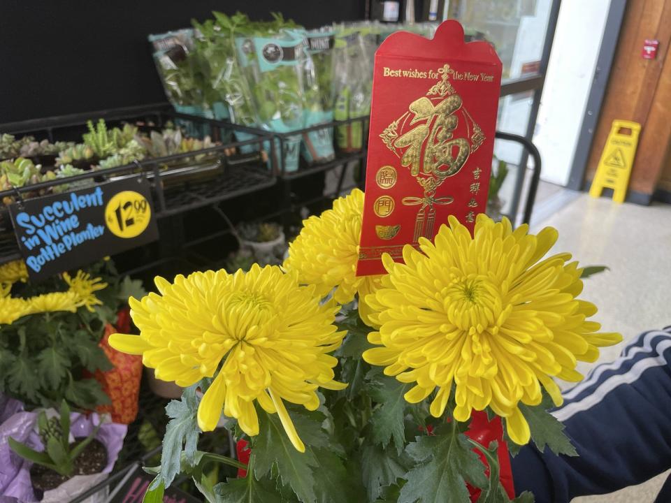 美國一些超市春節售菊花，惹熱議。（記者王若然／攝影）