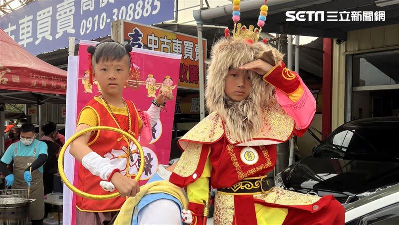 三姊弟為白沙屯媽祖進香，變裝孫悟空、哪吒、小媽祖。（圖／記者鄭尹翔、林宥村攝影）