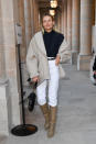 Natasha Poly est un mannequin… poli ! Alors qu’elle était attendue pour enfiler la tenue qu’elle allait porter au défilé Isabel Marant, le top model russe a pris le temps de poser pour les photographes sous les arcades tricentenaires du Palais-Royal. ©Getty Images