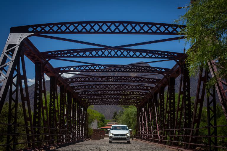 El puente que separa la ruta del cauce terroso del río Las Conchas