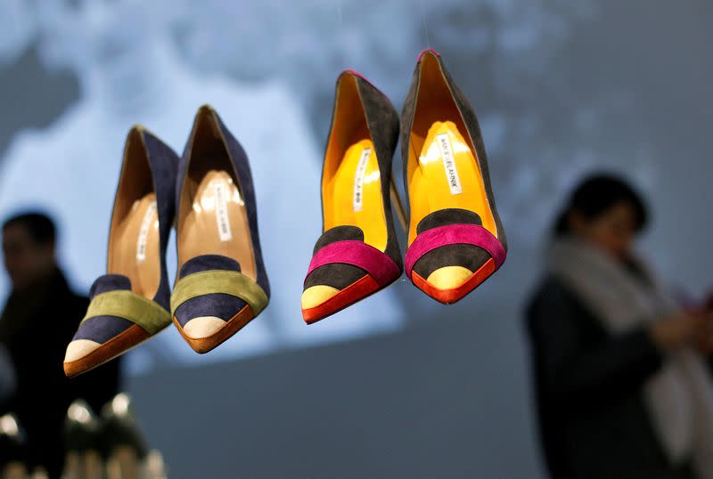 FOTO DE ARCHIVO. Zapatos diseñados por Manolo Blahnik se muestran durante la colección de Otoño 2014 en la Semana de la Moda de Nueva York