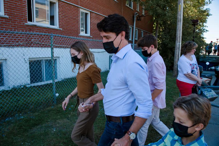 El líder del Partido Liberal de Canadá, el primer ministro Justin Trudeau (C) con su familia, llega para emitir su voto en las elecciones canadienses de 2021 en Montreal, Quebec, el 20 de septiembre de 2021