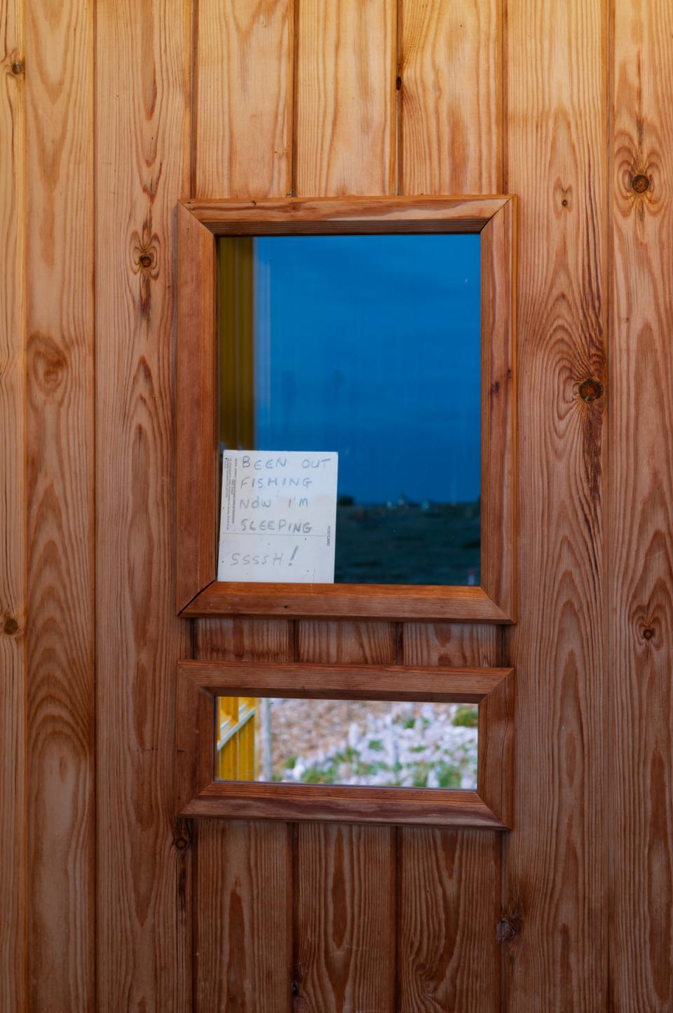 A handwritten note on the front door of the cottage (Gilbert McCarragher)