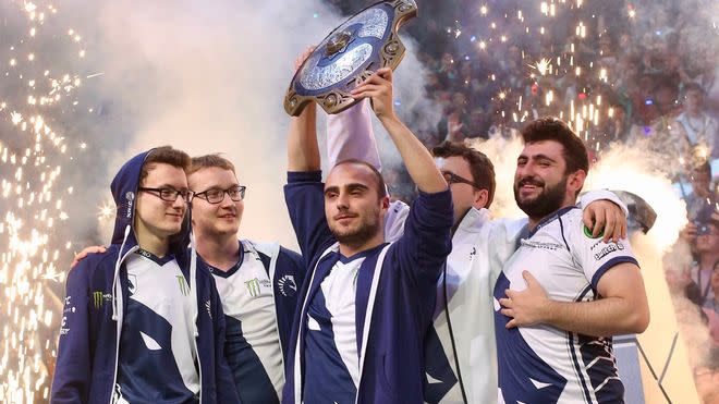 <em>Kuro “KuroKy” Salehi Takhasomi (Mitte), de Team Liquid: campeón de Dota 2 en 2017</em>