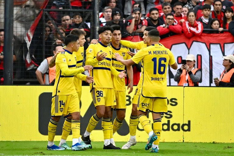 Cristian Medina (autor del primer gol de Boca en Rosario) celebra con Langoni, Zenón, Pol Fernández, Equi Fernández y Merentiel