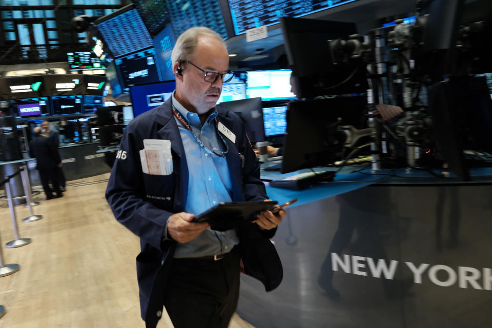 NEW YORK, NEW YORK - 27. června: Obchodníci pracují na půdě newyorské burzy (NYSE) 27. června 2022 v New Yorku. Dow Jones Industrial Average otevřel v ranním obchodování níže po rally trhu z minulého týdne. (Foto: Spencer Platt/Getty Images)