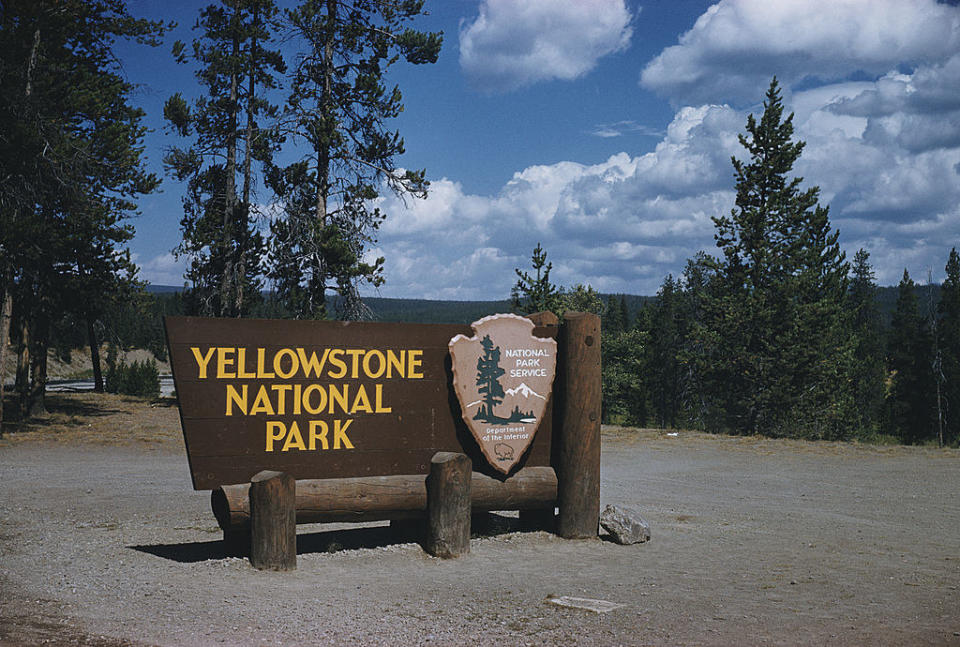 a sign that says, "Yellowstone National Park"