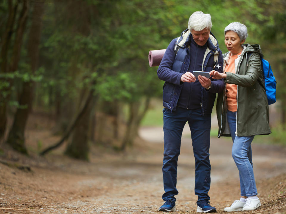 Wer auf dem Tablet oder Smartphone die richtige App dabei hat, findet beim Wandern leichter sein Ziel. (Bild: SeventyFour/Shutterstock.com)