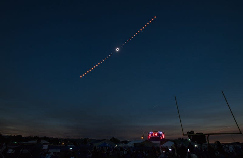 Composite image showing the total solar eclipse in Madras, Oregon, on August 21, 2017. - Photo: NASA/Aubrey Gemignani