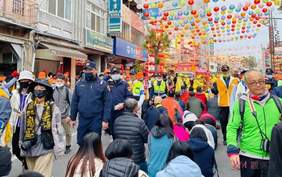 警方特別針對參與進香活動的信徒提出以下三點要求：1.留意交通資訊，配合警方交通管制，以免造成交通阻塞。2.在「接駕」或「鑽轎底」時，特別留意個人財物，避免扒竊事件發生。停車時，切勿在車內留置包包或皮夾，以免財物被竊。3.呼籲宮廟、陣頭和民眾保持虔誠、平和的態度，共同迎接白沙屯媽祖進香活動，避免發生任何衝突或爭執。