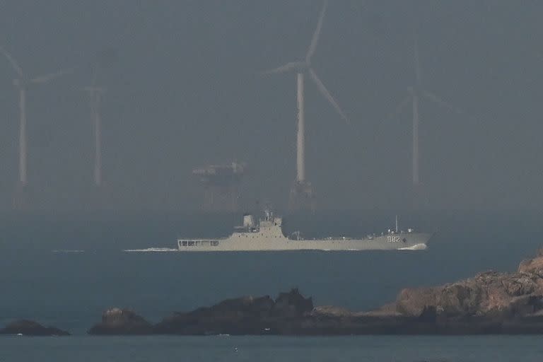 Un buque de desembarco de la Armada del Ejército Popular de Liberación de China navega hacia la zona donde China dijo que realizaría ejercicios con fuego real al noreste de la isla de Pingtan, el punto más cercano de China a Taiwán, en la provincia suroriental china de Fujian, el 10 de abril de 2023.