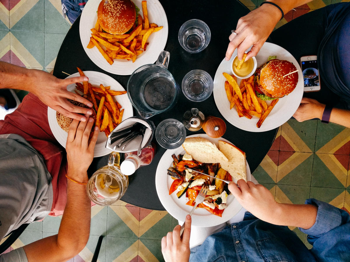 Skipping lunch to get more done at work is actually terrible for your  productivity