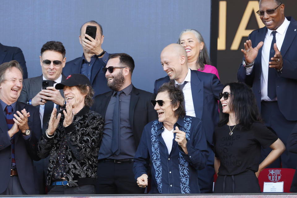 Mick Jagger y Ronnie Wood de los Rolling Stones junto a la esposa de Wood Sally Humphreys en el encuentro del Barcelona ante el Real Madrid en la liga española el sábado 28 de octubre del 2023. (AP Foto/Joan Monfort)