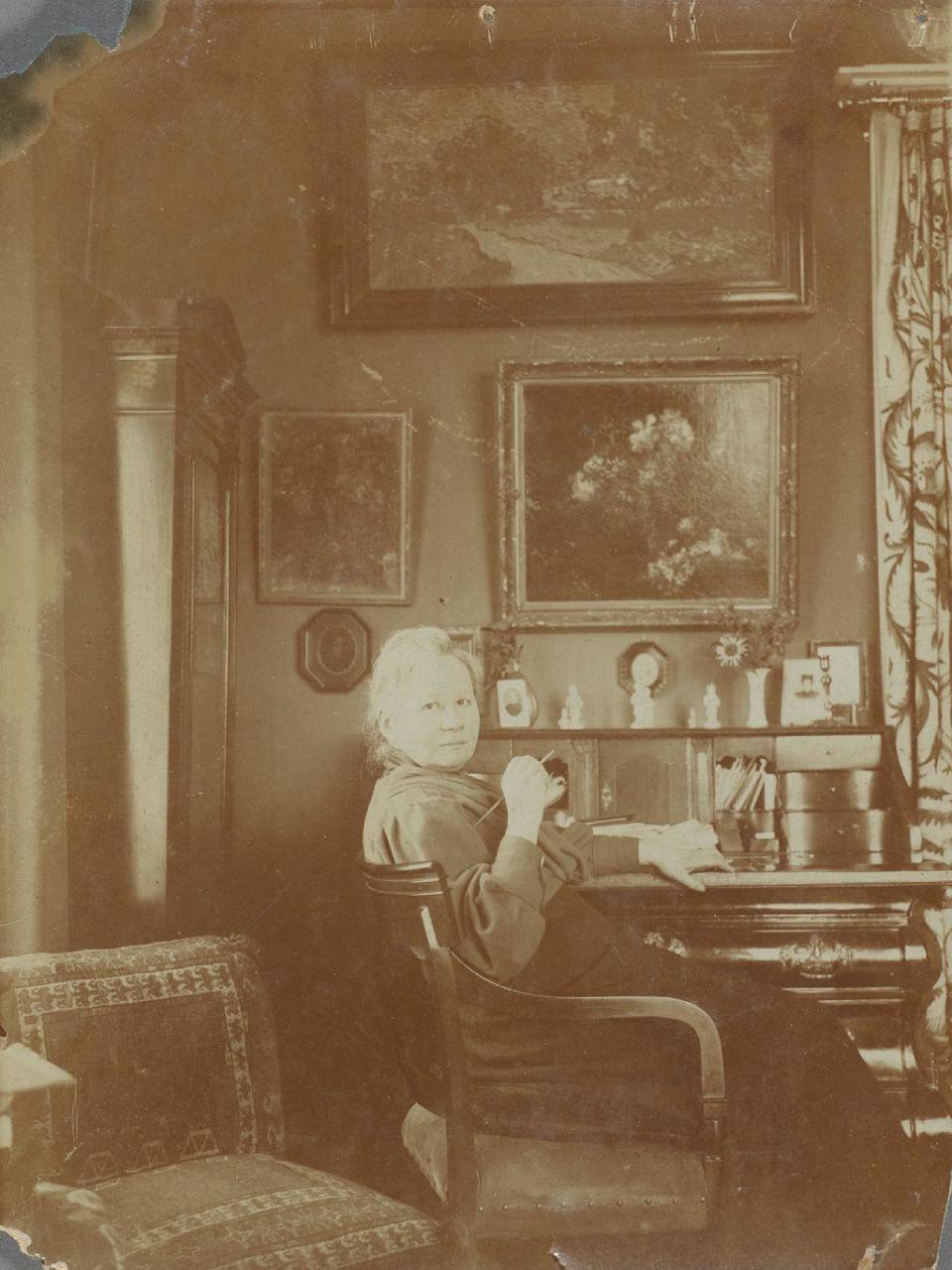 Fotografía de Jo van Gogh-Bonger en el salón de la casa de Koninginneweg 77, Ámsterdam, 1914-1915.