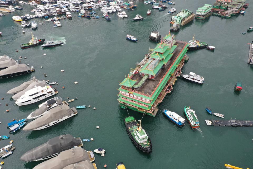 El traslado del restaurante Jumbo acabó con su hundimiento en el mar y la imposibilidad de reflotarlo. (Foto: AFP)