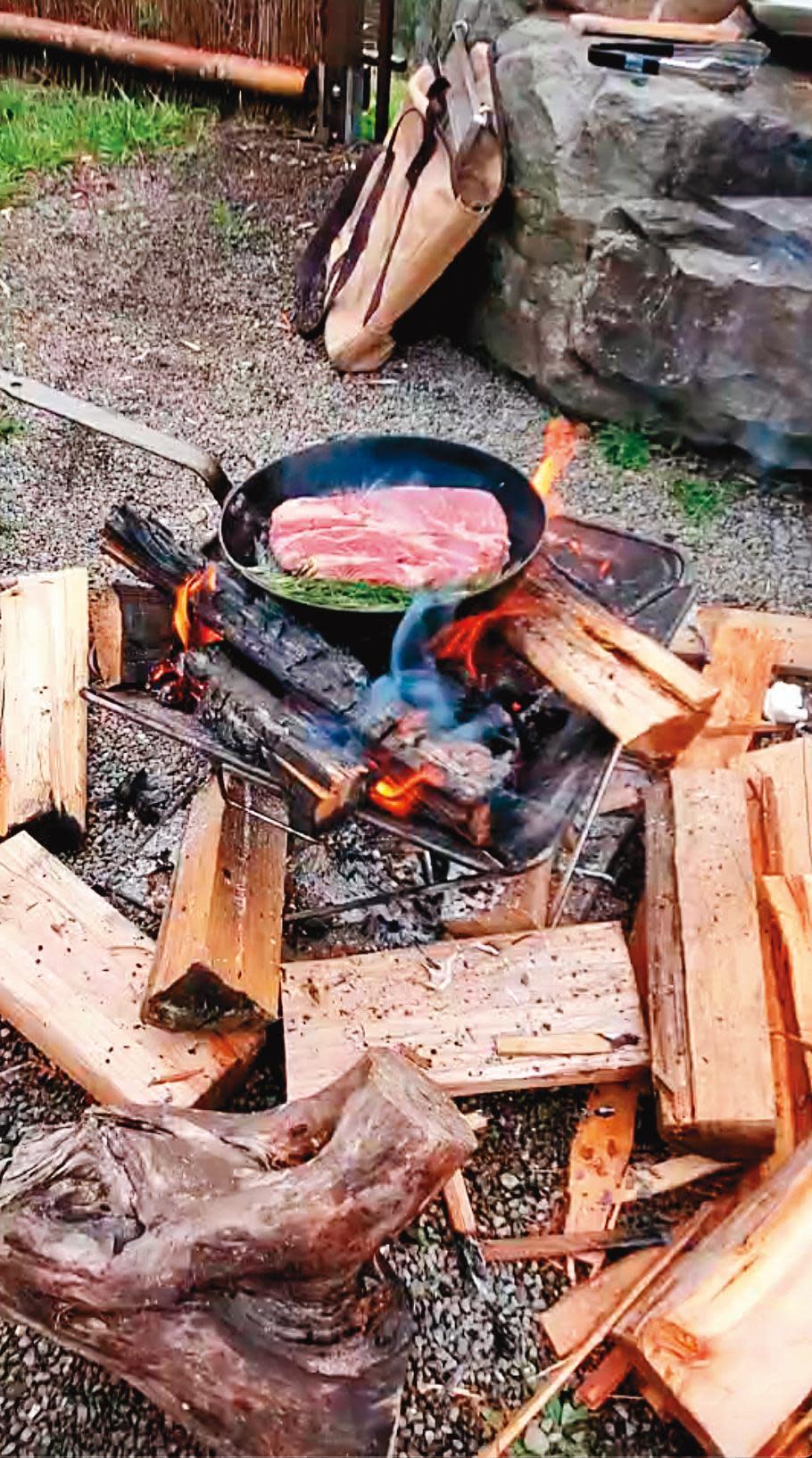 荒野的柴燒煎牛排或許火侯不像星級餐廳般均勻，但那股DIY的炭燒野味卻是無可取代。