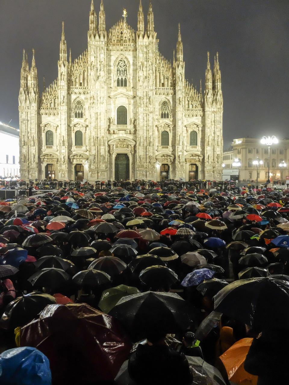 25mila sotto la pioggia per dire "Milano non si lega" - LaPresse