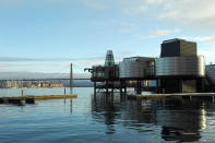 <p>In Norwegen muss man rund 1,63 Euro pro Liter auf den Tisch legen – da schlucken sogar die Deutschen! Zu sehen ist hier übrigens das Öl-Museum in Stavanger, Norwegen, das einer Ölplattform nachempfunden ist. </p>