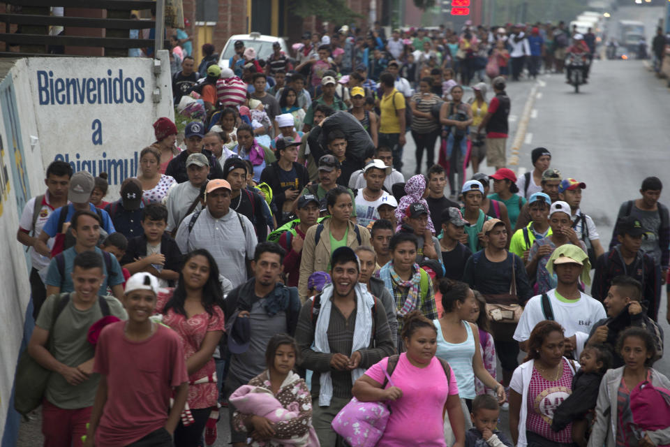 Los migrantes hondureños que intentan llegar a Estados Unidos comienzan su día saliendo de Chiquimula, Guatemala, el miércoles 17 de octubre de 2018. (AP Foto / Moises Castillo)