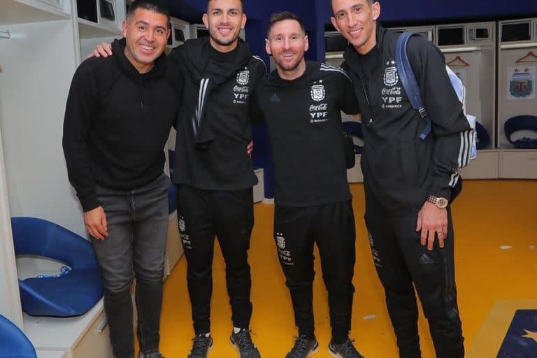 Riquelme posa con Leandro Paredes, Lionel MEssi y ÁNgel Di María