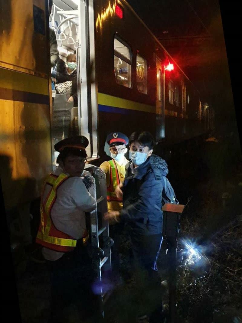 台鐵1252次（新竹開往基隆，區間車）18:48要進竹北站時，疑似撞到異物，列車雙向均延誤。（圖／台鐵提供）