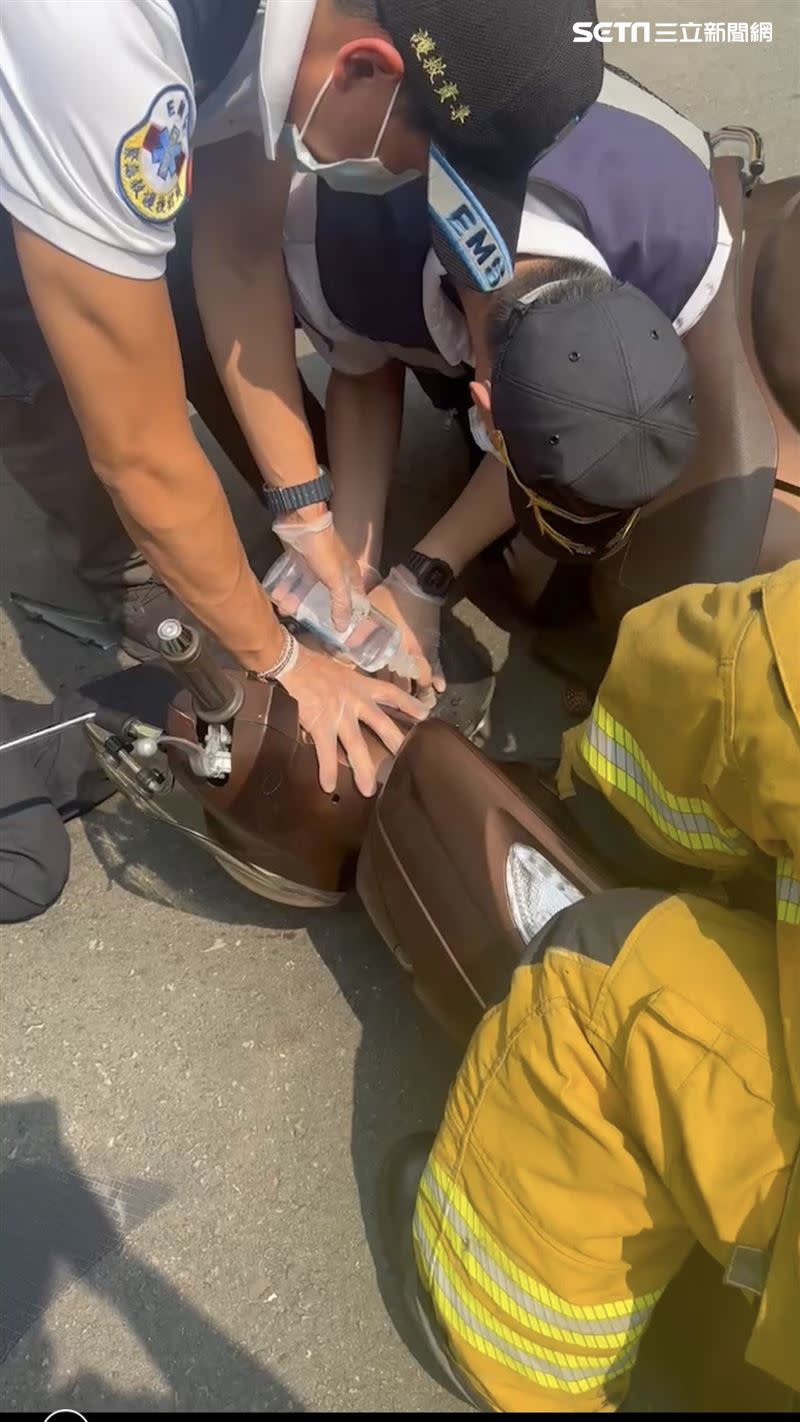 黃男的右腳掌遭煞車桿插入，消防隊緊急鋸斷將人送醫。（圖／翻攝畫面）