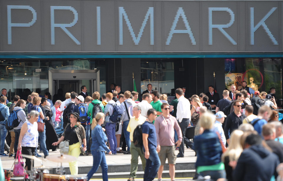  <p><span><b>Primark</b><br>Kreischende Teenager und Berge von liegengelassenen Klamotten auf dem Fußboden: Der irische Textil-Discounter, der zurzeit in immer mehr Städten Deutschlands Filialen eröffnet, ist so etwas wie der Aldi unter den großen Textilhändlern. Aber für was steht der Name „Primark“ eigentlich? Primark ist eine Tochter des irischen Konsumgüterkonzerns Associated British Foods (ABF), der sich Ende der Sechziger nicht nur im Lebensmittel- sondern auch im Textilgeschäft einen Namen machte. Zunächst gründete ABF ein Bekleidungs-Discounter unter dem Namen „Penneys“. Um Verwechslungen mit der US-Kette JCPenneys zu vermeiden, wurde für die Expansion außerhalb Irlands der Kunstname Primark kreiert. (Bild: dpa)</span></p>