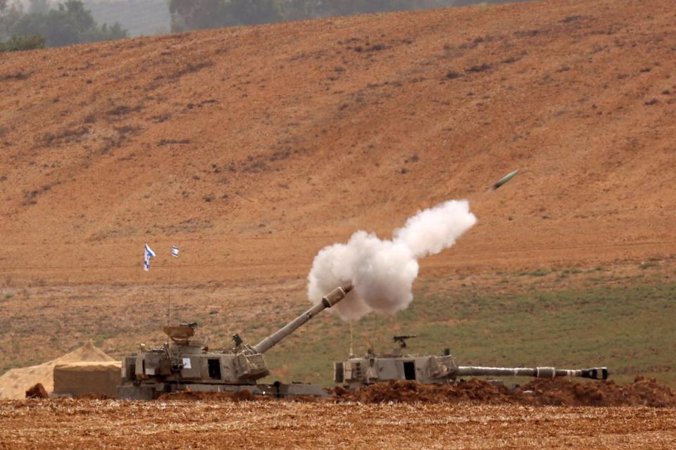 Artillery shells are fired from an undisclosed position toward the Gaza Strip by the Israeli army (AFP)