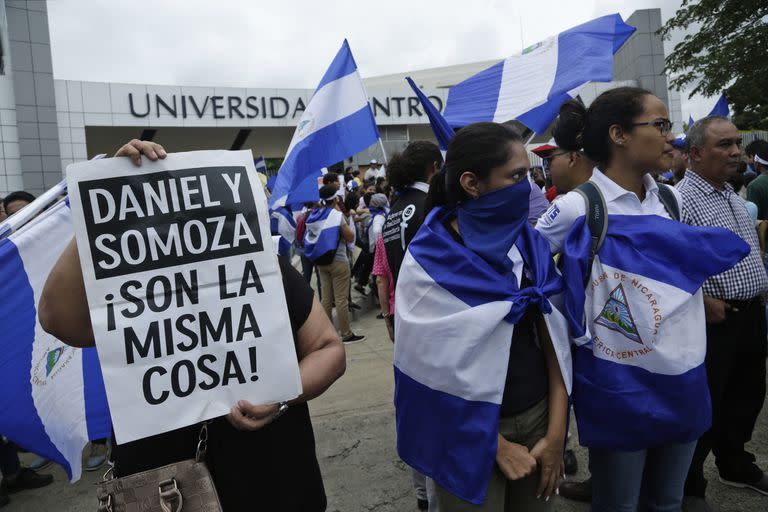 ARCHIVO - Manifestantes protestan fuera de la jesuita Universidad Centroamericana de Nicaragua, UCA, en reclamo del 6 % de su presupuesto nacional en Managua, Nicaragua, el 2 de agosto de 2018. Los jesuitas anunciaron el miércoles 16 de agosto de 2023 que el gobierno nicaragüense ordenó la confiscación de bienes de la UCA, considerada la más importante y prestigiosa universidad privada del país. (AP Foto/Arnulfo Franco, Archivo)