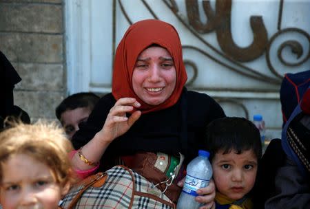 A woman cries after displaced civilians are rescued by Iraqi security forces at Old City in western Mosul, Iraq June 23, 2017. REUTERS/Erik De Castro TPX IMAGES OF THE DAY