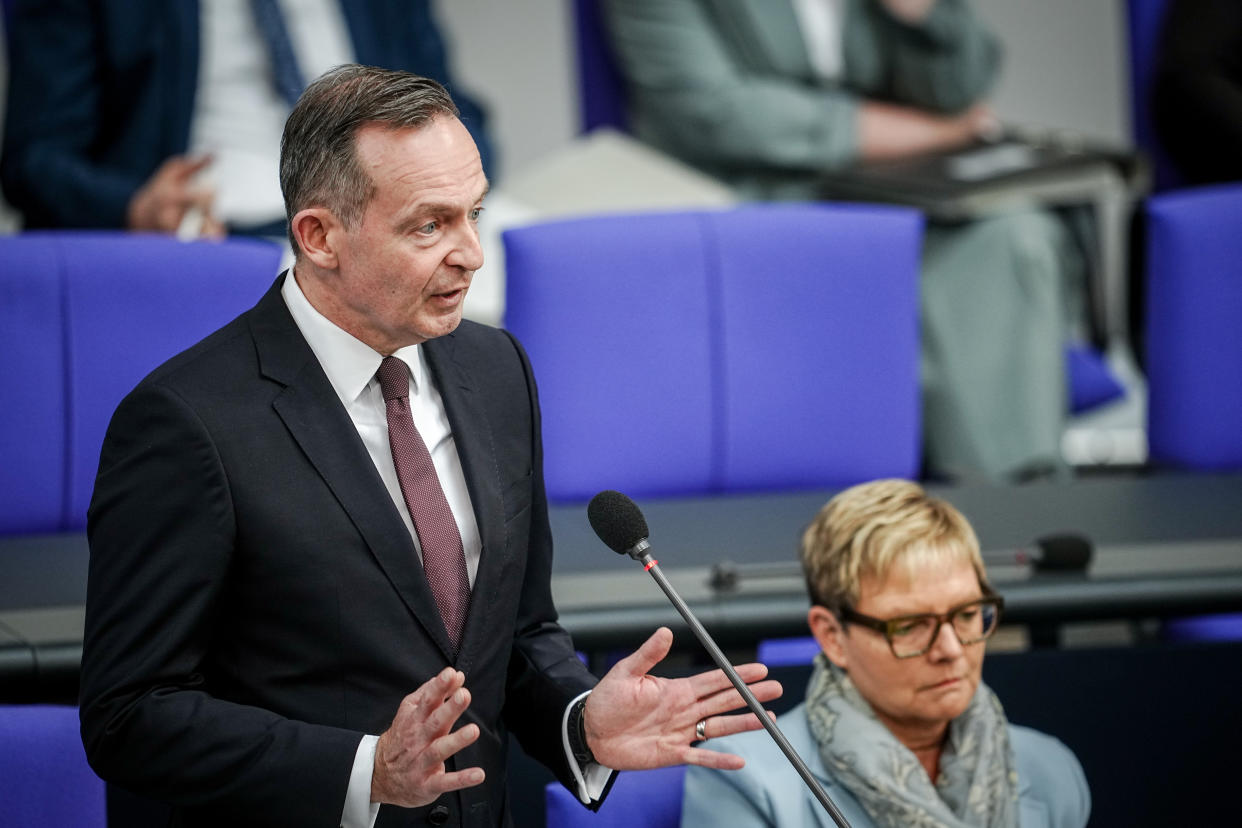 Volker Wissing (FDP), Bundesminister für Verkehr und Digitales, spricht im Bundestag bei der Regierungsbefragung. (Bild: Kay Nietfeld/dpa)