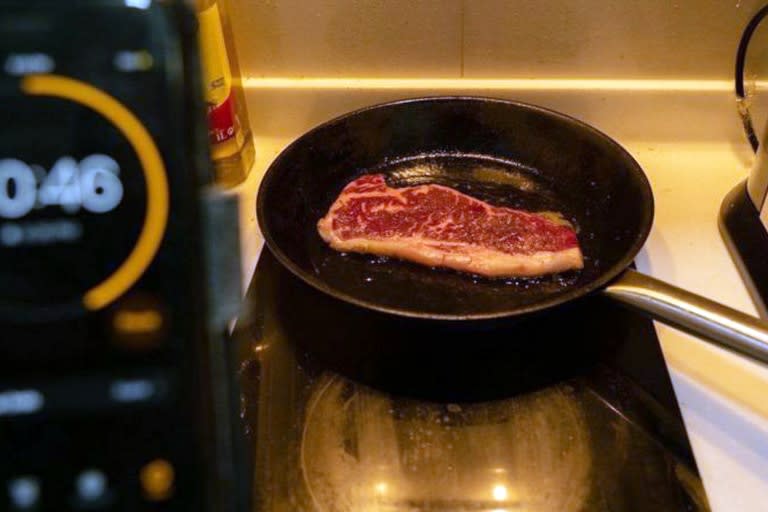 Así se ve cocinándose la carne Wagyu