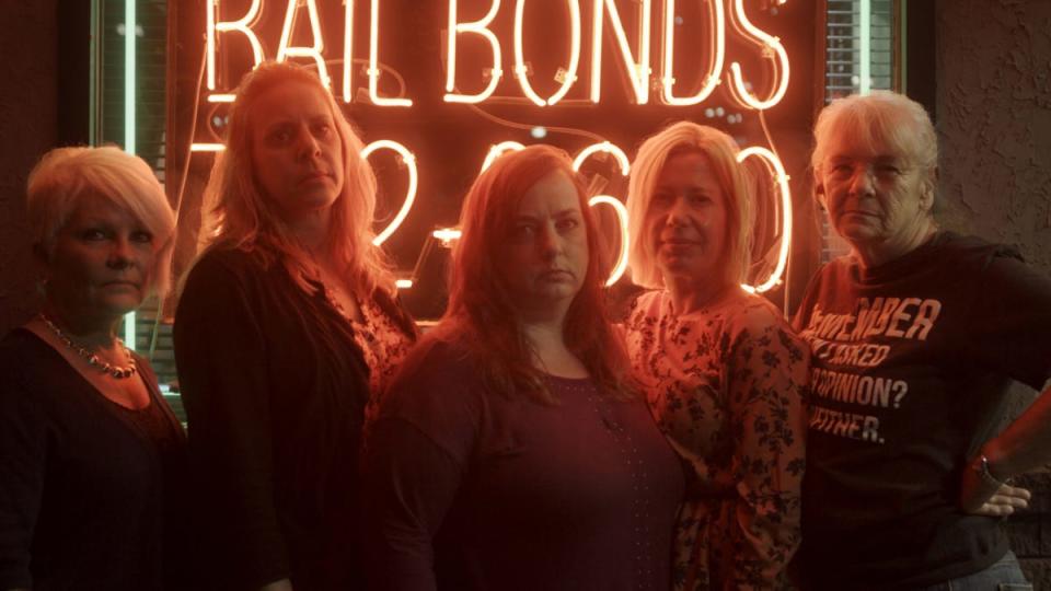 Women conned by Richard Scott Smith – Ellen, Sandi, Tracy and Sabrina – pictured with bounty hunter Carla, share their stories in Showtime's "Love Fraud."