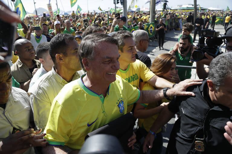 El expresidente de Brasil, Jair Bolsonaro, llega a una manifestación pidiendo libertad de expresión, impulsada por órdenes judiciales brasileñas de suspender cuentas en la plataforma de redes sociales X, en la playa de Copacabana, Río de Janeiro, Brasil, el domingo 21 de abril de 2024.