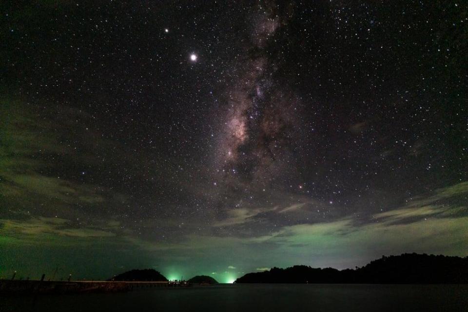 The Milky Way with Saturn and Jupiter, viewed from Koh Chang, Thailand. / Credit: Chakarin Wattanamongkol/Getty Images