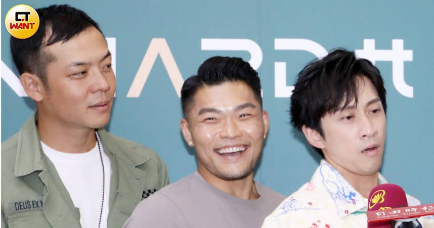 姚元浩（左）日前出席江宏傑乒乓球館的開幕記者會，稀疏的髮量很引人注目。（圖／本刊攝影組）