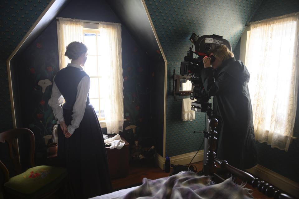 Greta Gerwig directing Saorise Ronan on the set of 'Little Women' (Photo: Wilson Webb/Sony Pictures)