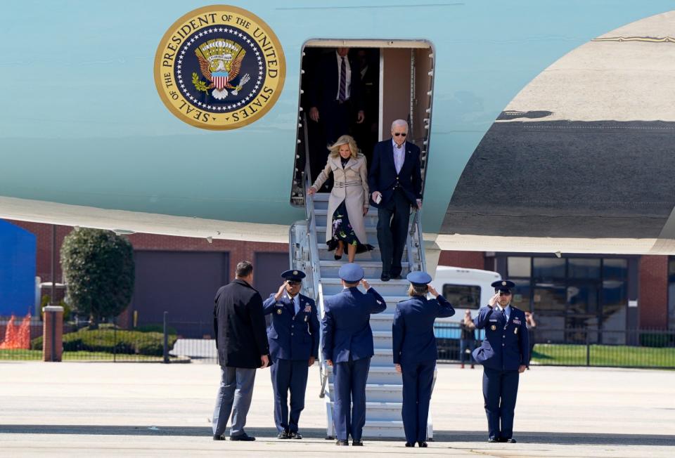 美國總統拜登與第一夫人吉兒3月29日在安德魯空軍基地步出空軍一號專機。路透社