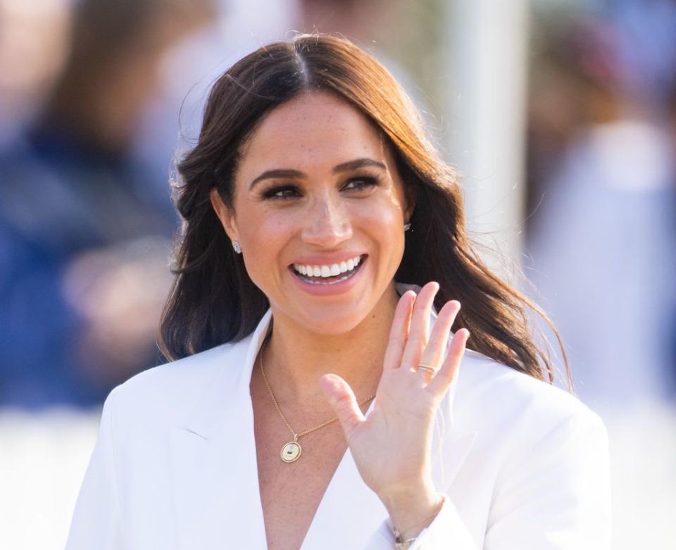 Meghan Markle waving 