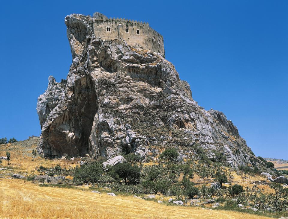 UNSPECIFIED - CIRCA 2002: The Manfredonico Chiaramontano Castle of Mussomeli, Sicily. Italy, 14th century. (Photo by DeAgostini/Getty Images)