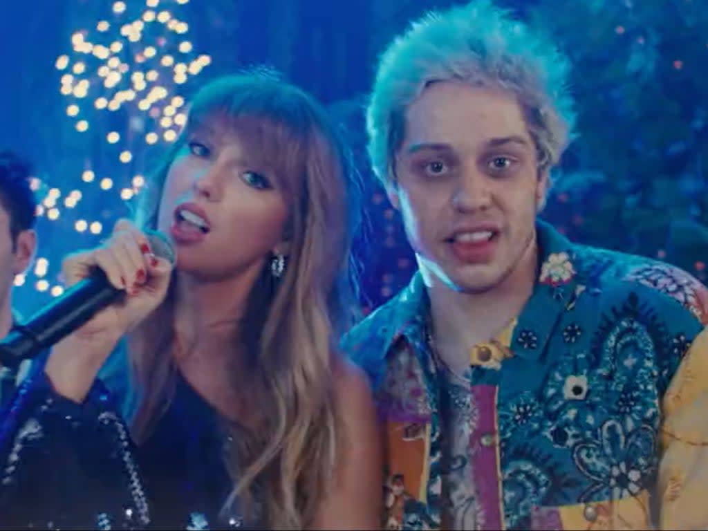 Taylor Swift and Pete Davidson on SNL (Twitter/nbcsnl)