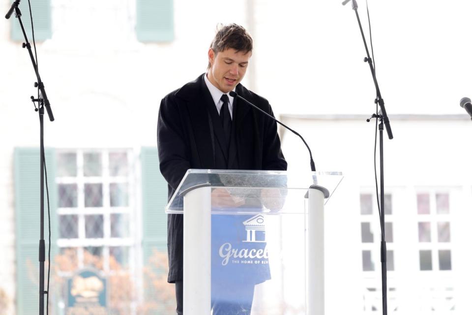 Ben Smith-Petersen reads a tribute by Riley Keough (Getty Images for ABA)