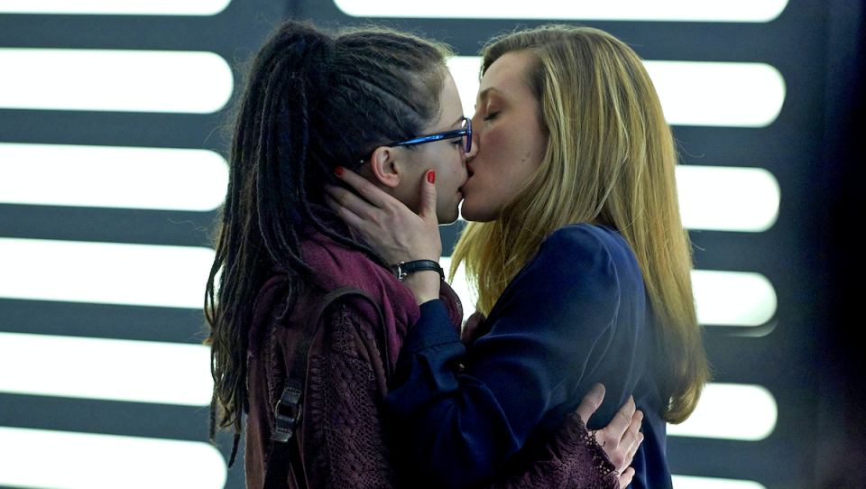 Cosima and Delphine kiss.