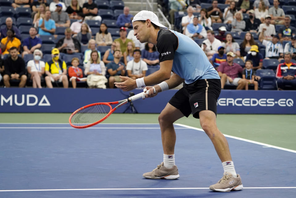 Diego Schwartzman reacciona durante el partido contra Botic Van de Zandschulp por la cuarta ronda del Abierto de Estados Unidos, el domingo 5 de septiembre de 2021. (AP Foto/John Minchillo)