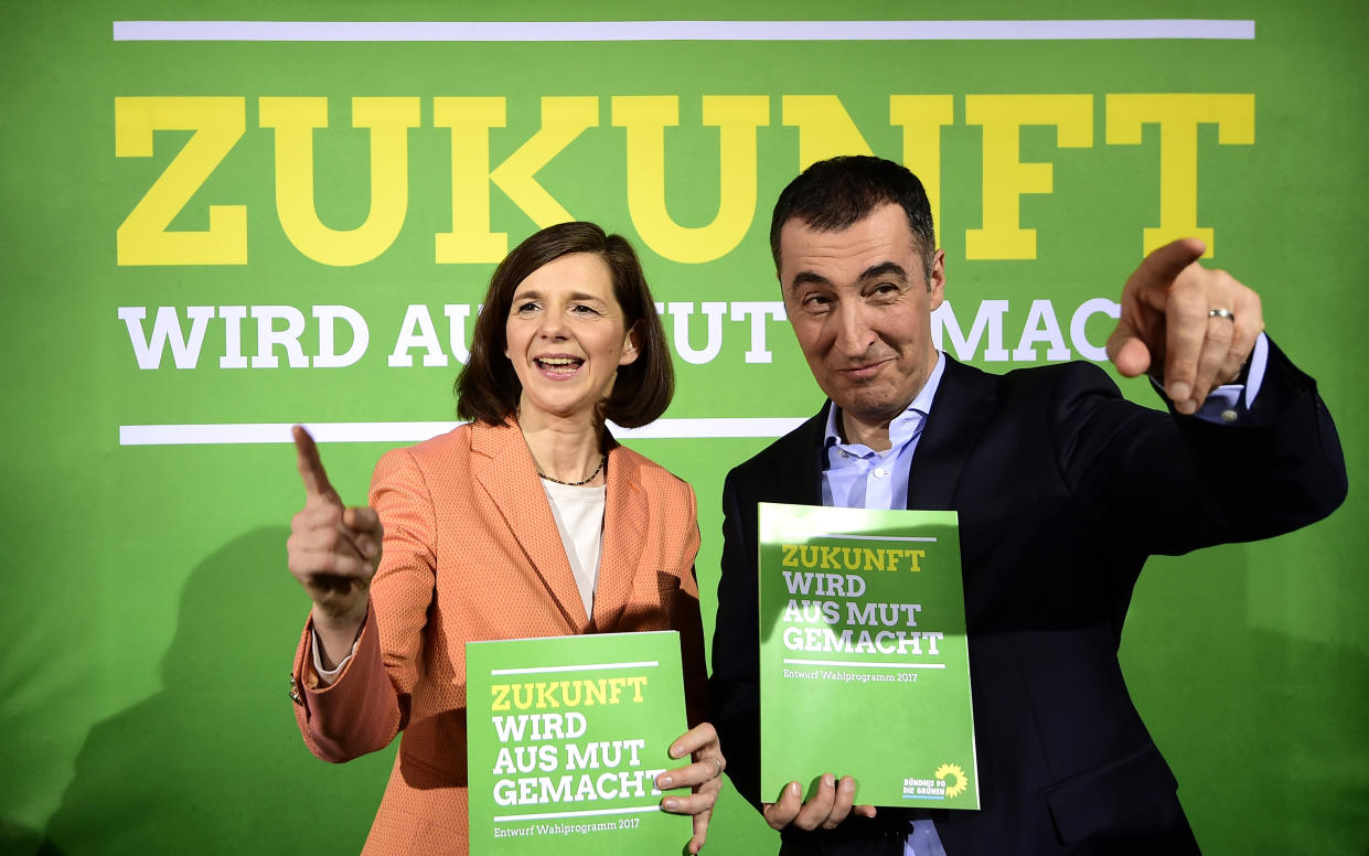 Das grüne Spitzenduo Katrin Göring-Eckardt und Cem Özdemir präsentieren das 248-Seiten starke Wahlprogramm von Bündnis 90/Die Grünen. (Bild: AFP)