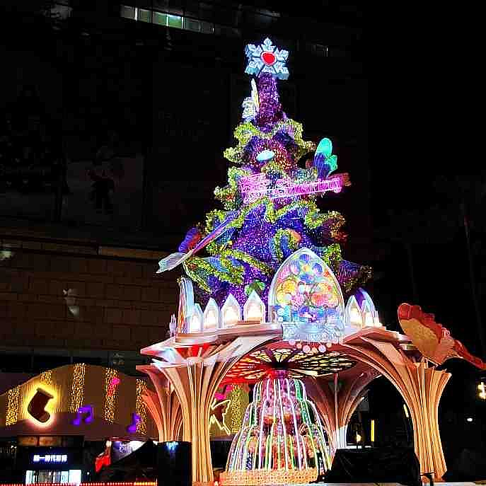 今年聖誕主樹化身自由奔放的佛朗明哥舞者，在魔幻噴泉底座上翩然舞動 圖片來源：統一夢時代購物中心