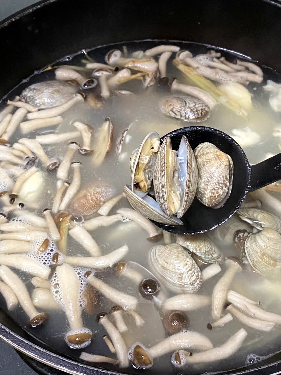 蒜頭蜆湯食譜｜蒜頭蜆湯預防感冒！想好飲秘訣是蒸蜆至開口吐沙再煮